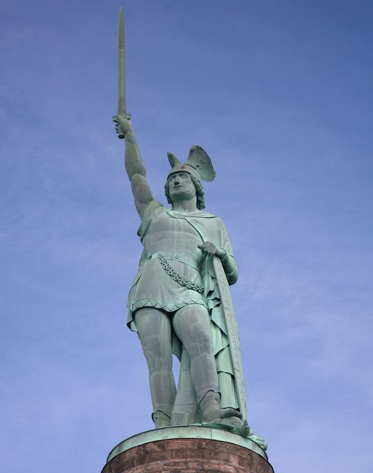 Die Statue des Cheruskerfürsten Hermann des gleichnamigen Denkmals im Teutoburger Wald Die Statue des Cheruskerfürsten Hermann des gleichnamigen Denkmals im Teutoburger Wald