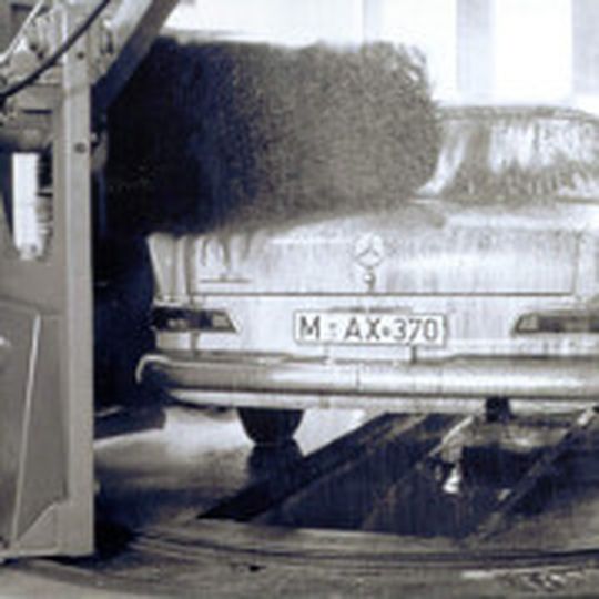 Vor 50 Jahren entwickelte Wesumat die erste automatische Waschanlage für Pkw. Vor 50 Jahren entwickelte Wesumat die erste automatische Waschanlage für Pkw.