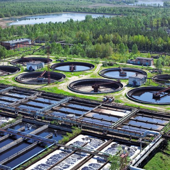 Damit das biologische System von Kläranlagen nicht umkippt, muss ankommendes Abwasser per Online-Analyse auf zu hohe TOC-Frachten überprüft werden. Damit das biologische System von Kläranlagen nicht umkippt, muss ankommendes Abwasser per Online-Analyse auf zu hohe TOC-Frachten überprüft werden.