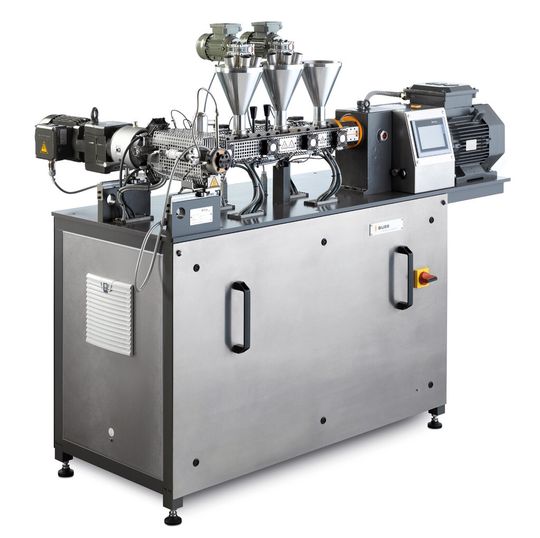 Der für Produktmengen ab 300 g einsetzbare Labor-Ko-Kneter MX 30, hier ausgestattet mit drei Materialdosierungen und einem Austragsextruder, dient zur Rezeptur- und Verfahrensentwicklung für temperatur- und scherempfindliche sowie hochgefüllte Kunststoff-Compounds. Der für Produktmengen ab 300 g einsetzbare Labor-Ko-Kneter MX 30, hier ausgestattet mit drei Materialdosierungen und einem Austragsextruder, dient zur Rezeptur- und Verfahrensentwicklung für temperatur- und scherempfindliche sowie hochgefüllte Kunststoff-Compounds.