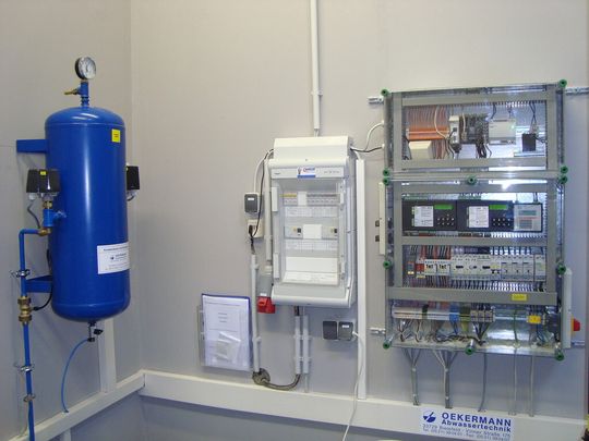 Der elektrische Schaltschrank und die pneumatische Steuerung regeln die bedarfsgerechte Abwasserentsorgung in der Coface Arena in Mainz. Der elektrische Schaltschrank und die pneumatische Steuerung regeln die bedarfsgerechte Abwasserentsorgung in der Coface Arena in Mainz.