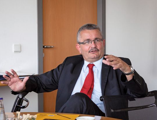 Bertram Brossardt, Hauptgeschäftsführer des Verbandes der Bayerischen Metall- und Elektro-Industrie: „Der Jugendliche erlebt die Arbeitspraxis und wird qualifiziert.“ Bertram Brossardt, Hauptgeschäftsführer des Verbandes der Bayerischen Metall- und Elektro-Industrie: „Der Jugendliche erlebt die Arbeitspraxis und wird qualifiziert.“