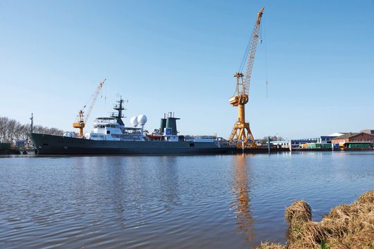 Das 1981 gebaute Fischereischutzboot „Seefalke“ wurde binnen drei Jahre in der Werft Peters Schiffbau zum Multifunktions-Forschungsschiff umgebaut. Das 1981 gebaute Fischereischutzboot „Seefalke“ wurde binnen drei Jahre in der Werft Peters Schiffbau zum Multifunktions-Forschungsschiff umgebaut.