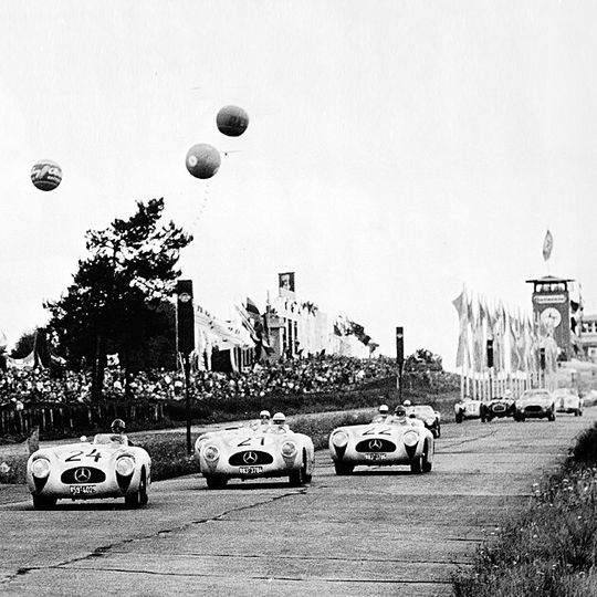Vierfach-Sieg beim Großen Jubiläumspreis vom Nürburgring für Sportwagen am 3. August 1952: Startnummer 21: Sieger Hermann Lang, vor Startnummer 24: Karl Kling, Startnummer 22: Fritz Rieß, und Startnummer 23 (links im Hintergrund): Theo Helfrich Vierfach-Sieg beim Großen Jubiläumspreis vom Nürburgring für Sportwagen am 3. August 1952: Startnummer 21: Sieger Hermann Lang, vor Startnummer 24: Karl Kling, Startnummer 22: Fritz Rieß, und Startnummer 23 (links im Hintergrund): Theo Helfrich
