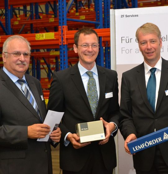 V.l.: Alois Ludwig (Vorsitzender der ZF-Services-Geschäftsleitung), Martin Günthner (Wirtschaftssenator Bremen) und Dr. Stefan Sommer (ZF-Vorstandsvorsitzender) bei der Eröffnung des erweiterten Logistikzentrums in Bremen. V.l.: Alois Ludwig (Vorsitzender der ZF-Services-Geschäftsleitung), Martin Günthner (Wirtschaftssenator Bremen) und Dr. Stefan Sommer (ZF-Vorstandsvorsitzender) bei der Eröffnung des erweiterten Logistikzentrums in Bremen.