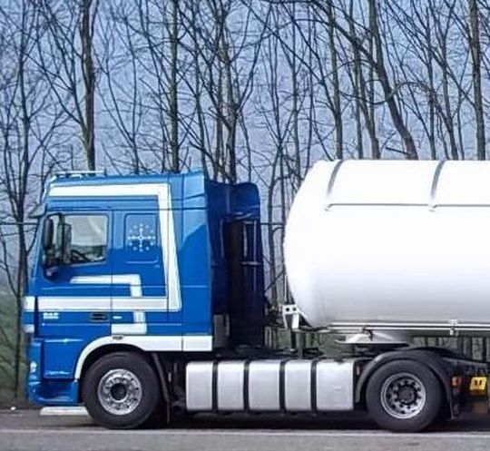 Tankfahrzeuge verschiedenster Größen und Einsatzzwecke werden von Eurotank als Standard- oder Individualkonstruktion hergestellt. Tankfahrzeuge verschiedenster Größen und Einsatzzwecke werden von Eurotank als Standard- oder Individualkonstruktion hergestellt.