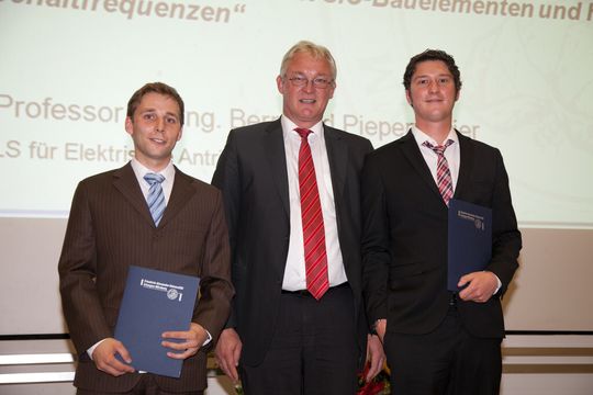 Verleihung Baumüller-Diplompreis 2012 auf der Absolventenfeier der Technischen Fakultät der FAU: Michael Löffler (v.l.n.r.), Herbert Hesslinger, Alexander Rambetius Verleihung Baumüller-Diplompreis 2012 auf der Absolventenfeier der Technischen Fakultät der FAU: Michael Löffler (v.l.n.r.), Herbert Hesslinger, Alexander Rambetius