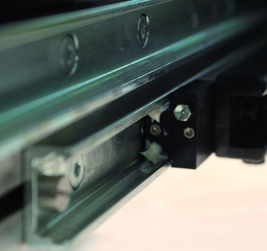 Bei geschlossenen Zugtüren verteilen sich alle Kräfte, die auf die Türflügel einwirken, auf die Führungen und Verriegelungssysteme.