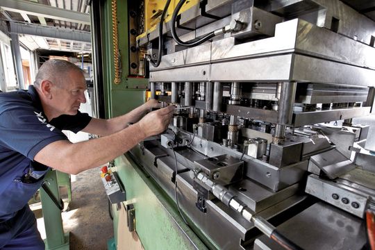 Die Werkzeuge auf den Maschinen werden oft bis zu zwei Mal pro Tag gewechselt, deshalb muss jeder Handgriff sitzen. Die Werkzeuge auf den Maschinen werden oft bis zu zwei Mal pro Tag gewechselt, deshalb muss jeder Handgriff sitzen.