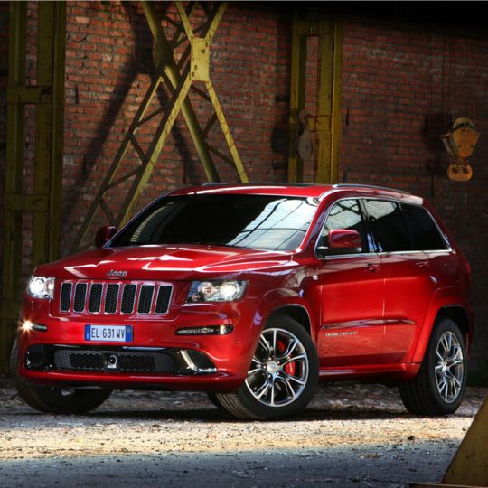 Der neue Jeep Grand Cherokee SRT. Die leistungsstärkste Variante der Modell-Reihe schöpft seine Kraft aus einem 486 PS-starken V8-Motor. Der neue Jeep Grand Cherokee SRT. Die leistungsstärkste Variante der Modell-Reihe schöpft seine Kraft aus einem 486 PS-starken V8-Motor.