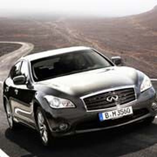 Infiniti M35h: Die gut ausgestattete Hybrid-Limousine ist ab 55.490 Euro zu haben. Der Aufpreis zum konventionellen Dieselmodell beträgt gerade mal 1.500 Euro. Infiniti M35h: Die gut ausgestattete Hybrid-Limousine ist ab 55.490 Euro zu haben. Der Aufpreis zum konventionellen Dieselmodell beträgt gerade mal 1.500 Euro.
