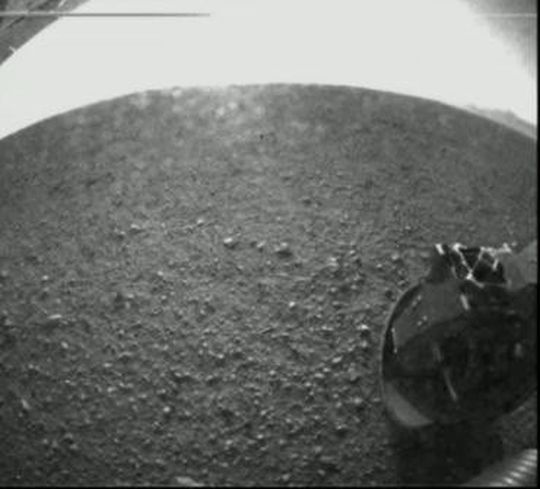 Erste Bilder, die Curiosity nach seiner erfolgreichen Lan-dung auf den Mars an die Erde gesendet hat. Auf dem Bild erkennt man eins der insgesamt sechs Räder des Marsrovers. Erste Bilder, die Curiosity nach seiner erfolgreichen Lan-dung auf den Mars an die Erde gesendet hat. Auf dem Bild erkennt man eins der insgesamt sechs Räder des Marsrovers.