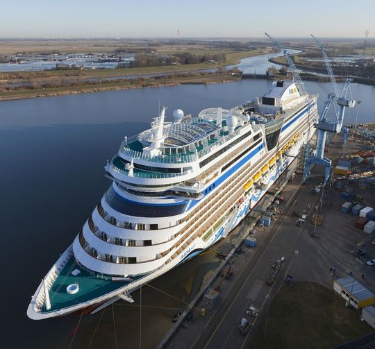 Auch einige Kreuzfahrtschiffe wie die AIDAsol wurden von Rolf Janssen elektrotechnisch ausgerüstet.