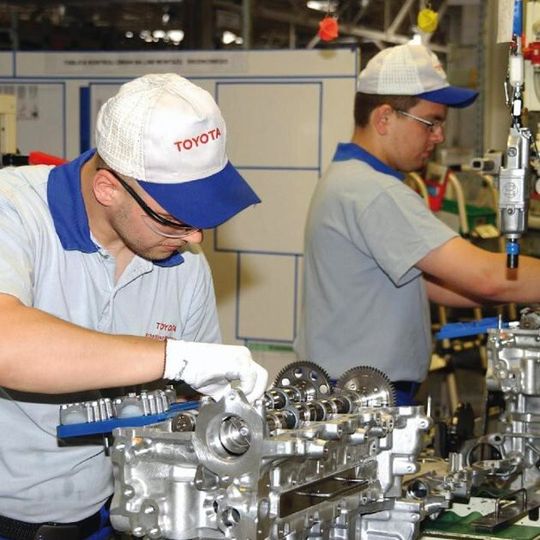 Große OEM-Kooperationen, wie die zwischen BMW und Toyota, besitzen eine große Nachfragemacht. Diese werden sie – laut den Experten von Lischke Consulting – dazu nutzen, um ihren Zulieferern die Preise zu diktieren. Große OEM-Kooperationen, wie die zwischen BMW und Toyota, besitzen eine große Nachfragemacht. Diese werden sie – laut den Experten von Lischke Consulting – dazu nutzen, um ihren Zulieferern die Preise zu diktieren.