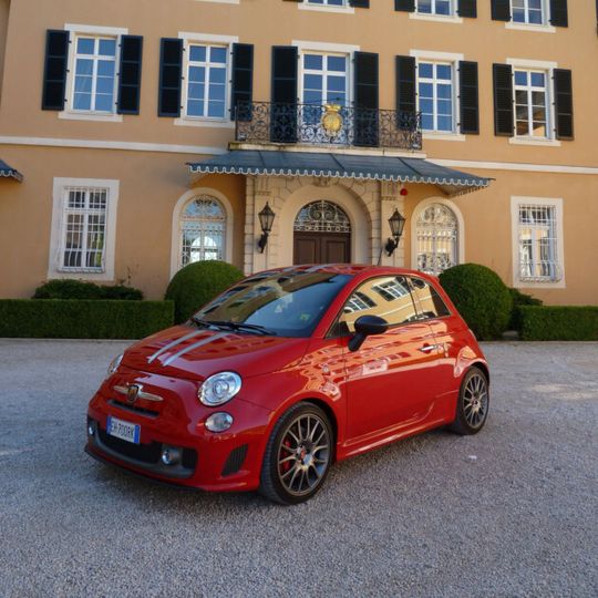 Das limitierte Sondermodell Abarth 695 Tributo Ferrari soll mit seinem 180 PS-starken Turbo-Motor vor allem an die erfolgreiche Rennwagengeschichte von Abarth und die Kooperationen mit Ferrari erinnern. Das limitierte Sondermodell Abarth 695 Tributo Ferrari soll mit seinem 180 PS-starken Turbo-Motor vor allem an die erfolgreiche Rennwagengeschichte von Abarth und die Kooperationen mit Ferrari erinnern.