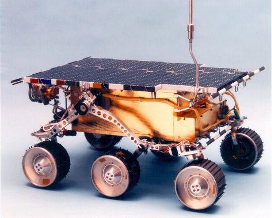 Sojourner war das erste Roboterfahrzeug, das die Marsoberfläche erreichte. Der Rover war etwa 10 Kilo leicht und ungefähr so groß wie ein etwas größerer Schuhkarton.