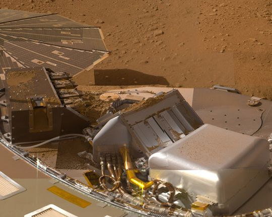 Der Mars-Lander „Phoenix“ war ähnlich wie die Viking-Sonden ein statischer Beobachter. Er verfügte über einen Roboterarm, der einen halben Meter in den Marsboden eindringen konnte. Der Mars-Lander „Phoenix“ war ähnlich wie die Viking-Sonden ein statischer Beobachter. Er verfügte über einen Roboterarm, der einen halben Meter in den Marsboden eindringen konnte.