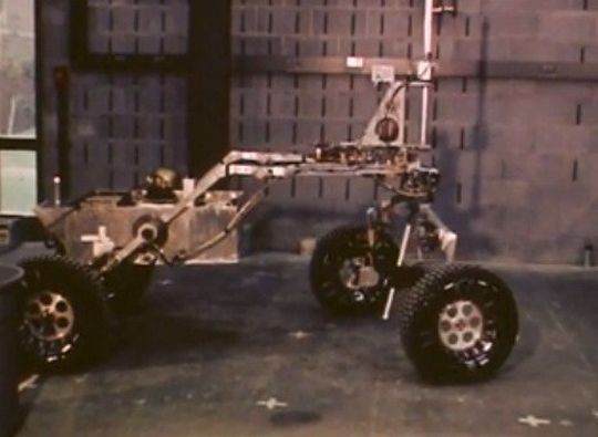 Diese Studie eines Marsrovers des Rensselaer Polytechnic Institute darf als ferner Vorfahr von Curiosity gelten. Seine Wendigkeit wurde in einem Seminarraum des Forschungsinstituts erprobt.