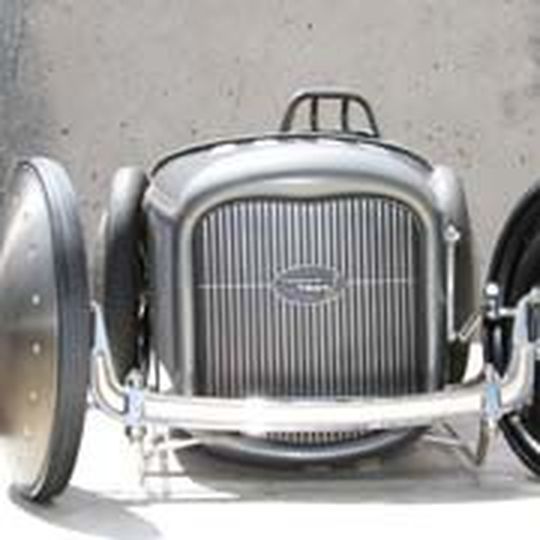Das Tretauto im Hot-Rod-Look soll bis zu 10.000 Euro bringen. Das Tretauto im Hot-Rod-Look soll bis zu 10.000 Euro bringen.