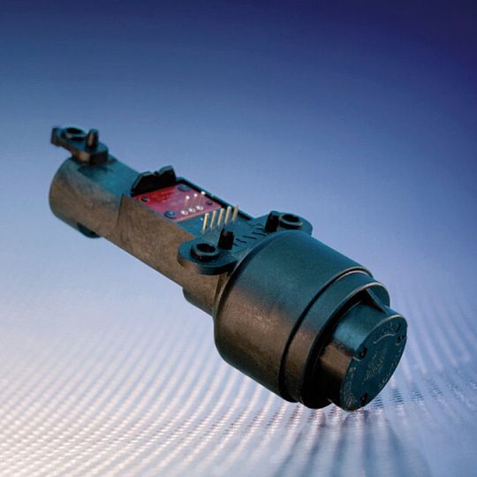 Linearantrieb mit integriertem Sensor: Das Bauteil dient als mechanische Schnittstelle für die Bewegungen des Kurvenlichts.