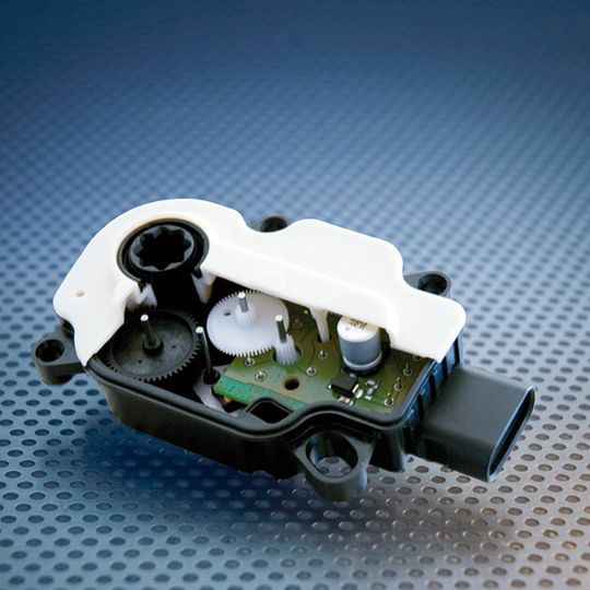 Dieser smarte Schrittmotor regelt aktive Kühlluftklappen und hilft so, bis zu 0,2 Liter Kraftstoff zu sparen.