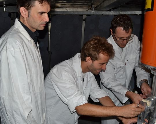 Die Wissenschaftler von links nach rechts: Martin Weik, François-Xavier Gallat (beide vom IBS) und Jérôme Combet (ILL)." Die Wissenschaftler von links nach rechts: Martin Weik, François-Xavier Gallat (beide vom IBS) und Jérôme Combet (ILL)."