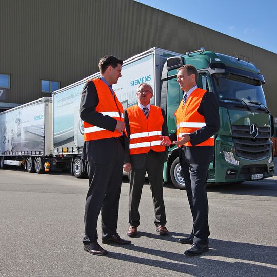 BSH-Hausgeräte setzt auf umweltfreundliche Logistikkonzepte – beispielsweise durch den Einsatz von Lang-Lkw. BSH-Hausgeräte setzt auf umweltfreundliche Logistikkonzepte – beispielsweise durch den Einsatz von Lang-Lkw.