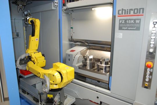 Das neue Fertigungszentrum Chiron FZ 15 Magnum bei Werder mit FlexCell Uno Roboter von Fanuc ermöglicht auch dank Röhm Spanntechnik mannlose Geisterschichten. Das neue Fertigungszentrum Chiron FZ 15 Magnum bei Werder mit FlexCell Uno Roboter von Fanuc ermöglicht auch dank Röhm Spanntechnik mannlose Geisterschichten.