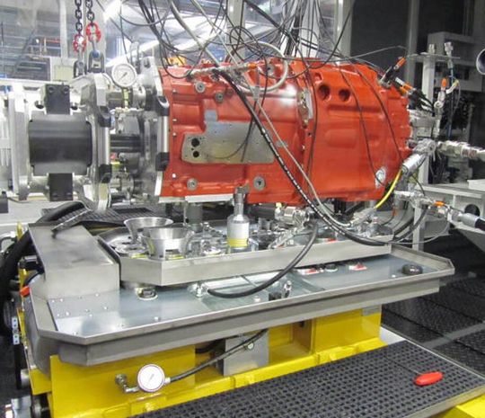 Der neue Universal-Getriebeprüfstand mit den drei Rüstplätzen und zwei Prüfwagen erhöht zusammen mit der AMF-Nullpunkt-Spanntechnik die Flexibilität bei der Prüfung unterschiedlicher Getriebearten.