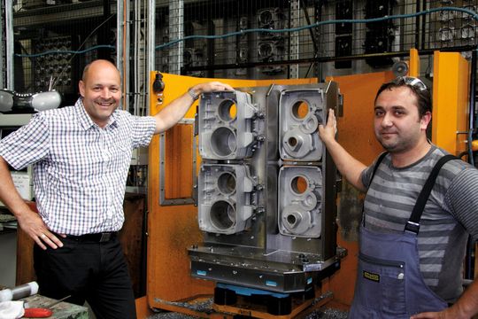 Ivan Muri (li.): «Damit wir in der Schweiz wirtschaftlich produzieren können, laufen die Maschinen möglichst rund um die Uhr. Ein Fastems-System beliefert mehrere Makino BAZ, eine effiziente Palletisierung, ein moderner Maschinenpark und nicht zuletzt herausragende Fachleute sind hierfür mitverantwortlich.»