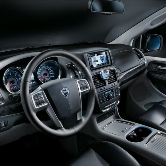 Der Lancia Thema bietet mit der Ausstattung „Extended Comfort“ unter anderem Echtholz-Applikationen sowie kühl- und beheizbare Getränkehalter vorn. Der Lancia Thema bietet mit der Ausstattung „Extended Comfort“ unter anderem Echtholz-Applikationen sowie kühl- und beheizbare Getränkehalter vorn.