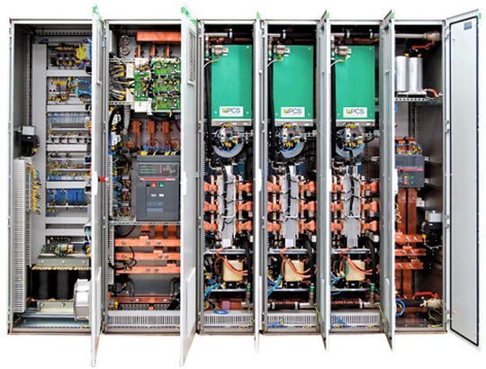 Die Vollumrichterfamilie PCS Green Line beruhen auf IGBT-basierten 4-Quadranten-Umrichtern mit Flüssigkeitskühlung. Die Vollumrichterfamilie PCS Green Line beruhen auf IGBT-basierten 4-Quadranten-Umrichtern mit Flüssigkeitskühlung.