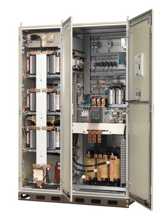Der Blindstromrichter Green Line 1000 wurde um ein System für das Durchfahren von Netzeinbrüchen (LVRT) ergänzt. Der Blindstromrichter Green Line 1000 wurde um ein System für das Durchfahren von Netzeinbrüchen (LVRT) ergänzt.
