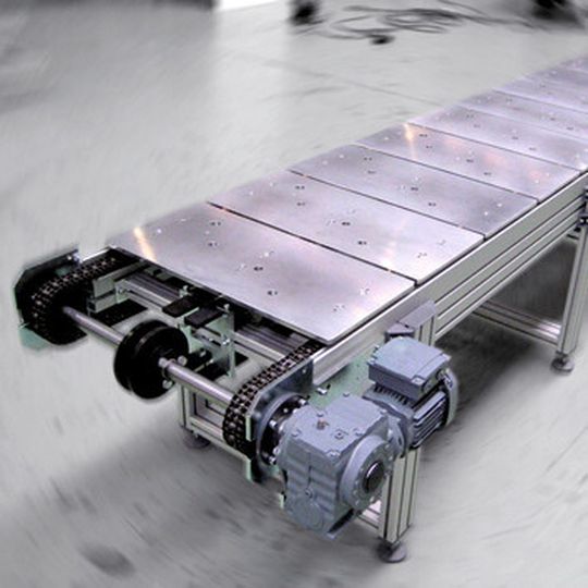 Das Umlaufsystem UMS von Minitec benötigt sehr wenig Raum für die Verkettung von Bearbeitungsmaschinen oder für Roboterzuführungen.