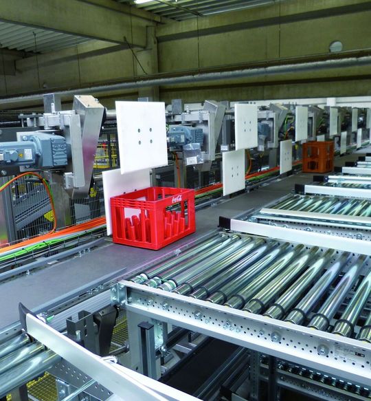 Scherben, Schmutz oder auslaufender Inhalt aus beschädigten Produkten beeinträchtigen die Funktion des Sortierers nicht, da die Mechanik oberhalb des Transporteurs angeordnet ist. Scherben, Schmutz oder auslaufender Inhalt aus beschädigten Produkten beeinträchtigen die Funktion des Sortierers nicht, da die Mechanik oberhalb des Transporteurs angeordnet ist.
