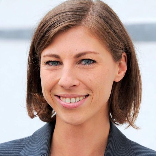 „Das Glas ist halbvoll“: Stephanie Pepersack, bei SIPLACE verantwortlich für Market Intelligence, äußert verhaltenen Optimismus für den Weltmarkt für SMT-Geräte. „Das Glas ist halbvoll“: Stephanie Pepersack, bei SIPLACE verantwortlich für Market Intelligence, äußert verhaltenen Optimismus für den Weltmarkt für SMT-Geräte.