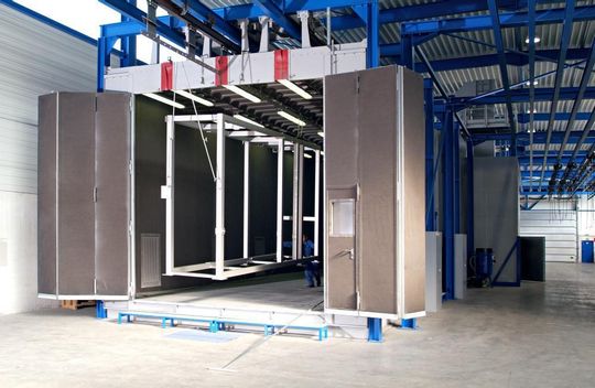 In Europas größter Schleuderrad-Strahlanlage in der Pulverbeschichtung werden die Oberflächen großer Stahlkonstruktionen bearbeitet. Bild: Allco Finishing In Europas größter Schleuderrad-Strahlanlage in der Pulverbeschichtung werden die Oberflächen großer Stahlkonstruktionen bearbeitet. Bild: Allco Finishing
