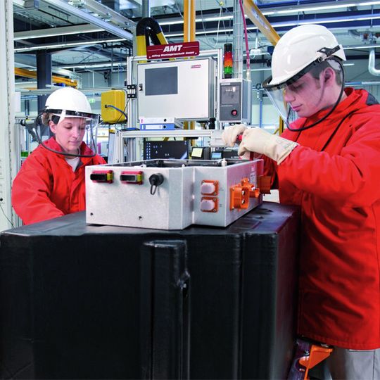 Im Projekthaus Hochvolt-Batterie arbeiten auf 3.500 Quadratmetern Fläche mehr als 100 Entwickler an neuen Batteriemodulen.