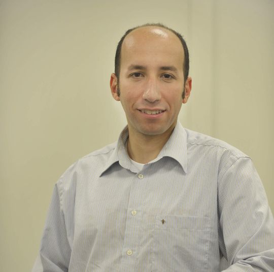 Prof. Dr. Emad Aziz, Juniorprofessor am Fachbereich Physik der Freien Universität, und sein Team erforschen in der neuen Einrichtung mithilfe von Hochleistungslasern Struktur und Eigenschaften von Flüssigkeiten und Grenzflächen. Prof. Dr. Emad Aziz, Juniorprofessor am Fachbereich Physik der Freien Universität, und sein Team erforschen in der neuen Einrichtung mithilfe von Hochleistungslasern Struktur und Eigenschaften von Flüssigkeiten und Grenzflächen.