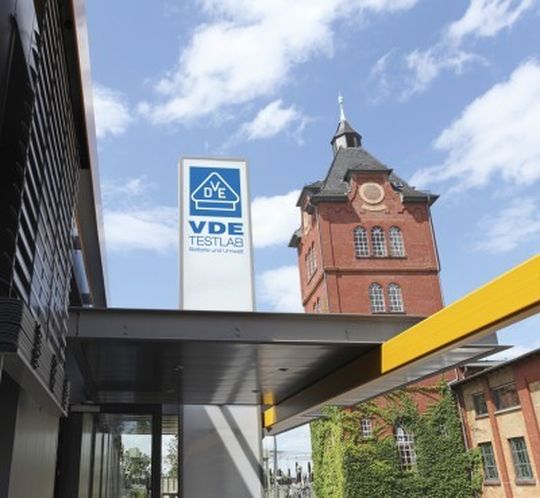 VDE: Eingangsbereich zum neuen VDE-Testzentrum Batterie und Umwelt in Offenbach VDE: Eingangsbereich zum neuen VDE-Testzentrum Batterie und Umwelt in Offenbach