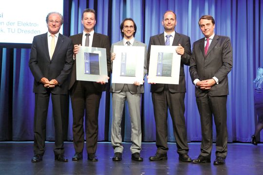 (v.l.n.r.): Schirmherr Prof. Dr.-Ing. Wolfgang Reitzle, Felix Abt vom Institut für Strahlwerkzeuge der Uni Stuttgart, Leonardo Nicolosi vom Institut für Grundlagen der Elektrotechnik und Elektronik der TU Dresden, Andreas Blug vom Fraunhofer IPM und Dr. Jost A. Massenberg der Vorstandsvorsitzende des Stahl-Informations-Zentrums. (v.l.n.r.): Schirmherr Prof. Dr.-Ing. Wolfgang Reitzle, Felix Abt vom Institut für Strahlwerkzeuge der Uni Stuttgart, Leonardo Nicolosi vom Institut für Grundlagen der Elektrotechnik und Elektronik der TU Dresden, Andreas Blug vom Fraunhofer IPM und Dr. Jost A. Massenberg der Vorstandsvorsitzende des Stahl-Informations-Zentrums.
