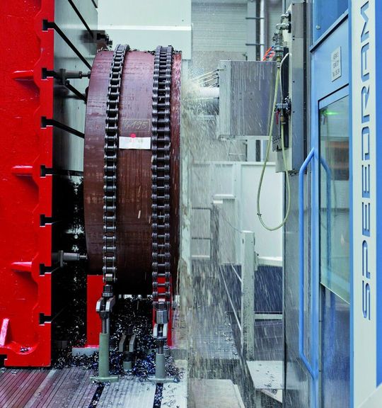 Bild 1: Das Fahrständer-Bohrwerk wurde mit Spindelleistungen bis 145 kW für die genaue Bearbeitung von Großbauteilen entwickelt.