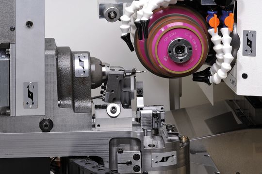 Bild 1: Blick in den Arbeitsraum der hydrostatisch gedämpften Grindsmart Nano 6 mit direkt angetriebenem Spindelmotor.