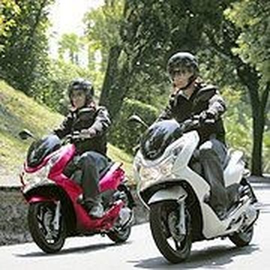 Honda-Scooteristi sind zufriedene Rollerfahrer. Honda-Scooteristi sind zufriedene Rollerfahrer.