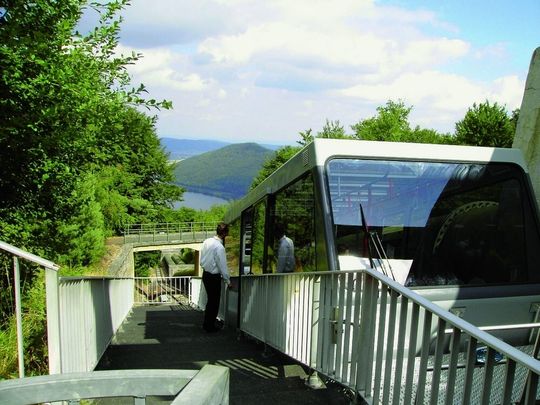 Bis zu 54 Personen lassen sich mit der Standseilbahn mittels der speicherprogrammierbaren Maschinensteuerung Simatic-Safety-Steuerung sicher zum Ziel befördern. Bis zu 54 Personen lassen sich mit der Standseilbahn mittels der speicherprogrammierbaren Maschinensteuerung Simatic-Safety-Steuerung sicher zum Ziel befördern.