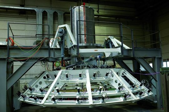 Hier ist Präzision gefragt: Sekundärspiegel fürs Radioteleskop Effelsberg in der Vormontage. Hier ist Präzision gefragt: Sekundärspiegel fürs Radioteleskop Effelsberg in der Vormontage.