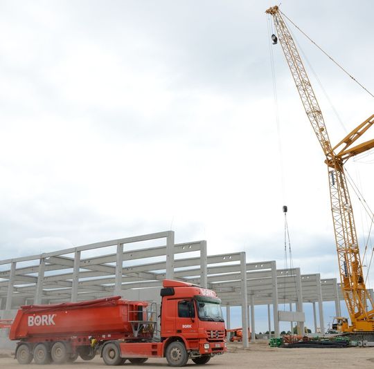 Bagger, Lkw und Kran sind schon da. Das Logistikzentrum von Bosch in Butzbach wächst. Bagger, Lkw und Kran sind schon da. Das Logistikzentrum von Bosch in Butzbach wächst.