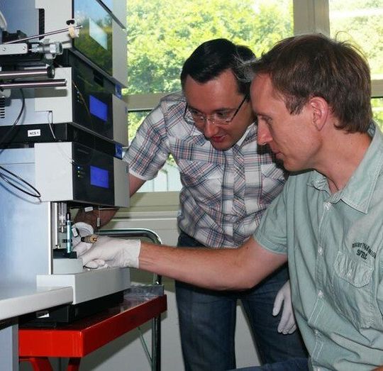 Abb. 1: Andreas Schrötter (links) und Dr. Thorsten Müller setzen die Probe ins Massenspektrometer ein, mit dem sie die Proteinausstattung von Zellen analysieren. Abb. 1: Andreas Schrötter (links) und Dr. Thorsten Müller setzen die Probe ins Massenspektrometer ein, mit dem sie die Proteinausstattung von Zellen analysieren.