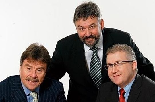 Maxon-Mehrheitsaktionär Dr. Karl-Walter Braun (links) hat Dipl.-Ing. Armin Lederer (Mitte) zum Sprecher der Geschäftsführung ab 1. März berufen; Dipl.-Ing. Eugen Elminger (rechts) gehört bereits seit 1. Januar als Direktor Marketing/Verkauf zur Geschäftsleitung des Unternehmens. Maxon-Mehrheitsaktionär Dr. Karl-Walter Braun (links) hat Dipl.-Ing. Armin Lederer (Mitte) zum Sprecher der Geschäftsführung ab 1. März berufen; Dipl.-Ing. Eugen Elminger (rechts) gehört bereits seit 1. Januar als Direktor Marketing/Verkauf zur Geschäftsleitung des Unternehmens.