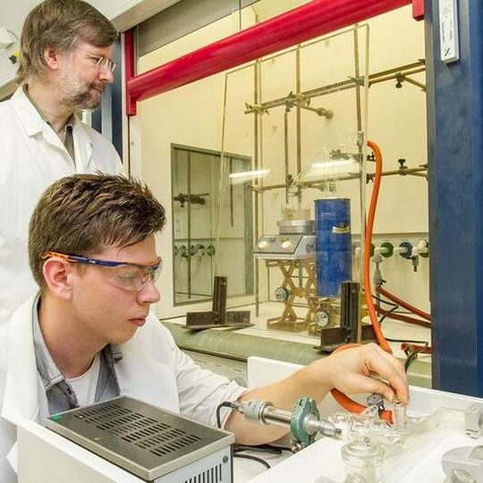 Prof. Dr. Klaus Banert (hinten) und Diplomant Rene Arnold von der Professur Organische Chemie der TU Chemnitz haben erstmals Azidoacetylen hergestellt. Prof. Dr. Klaus Banert (hinten) und Diplomant Rene Arnold von der Professur Organische Chemie der TU Chemnitz haben erstmals Azidoacetylen hergestellt.
